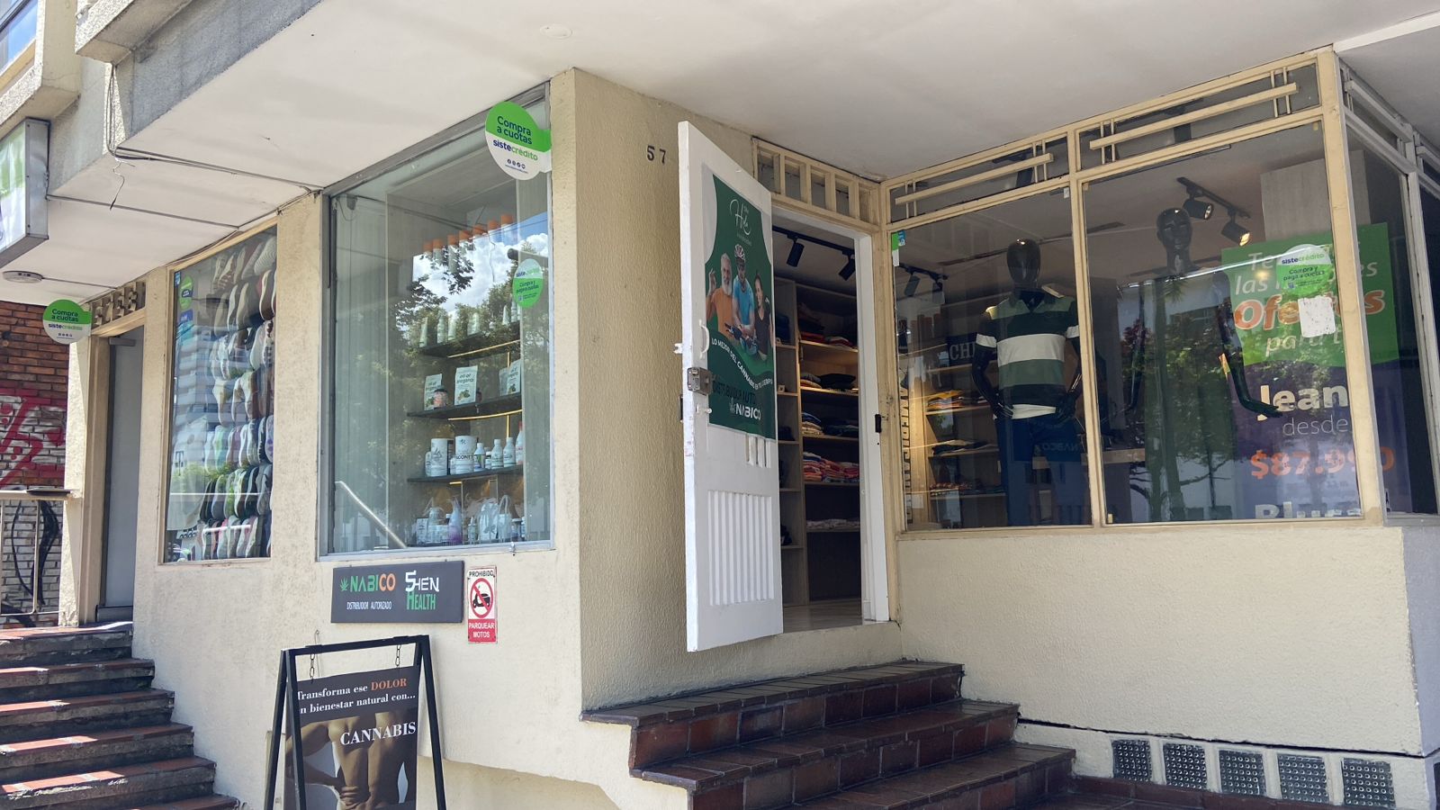 Nabico Herbal — Sensación suave, ideal para niños. Madre aplicando producto a su hija